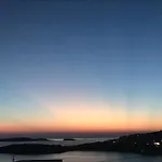 White & Blue شقة باتسي